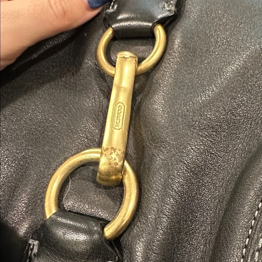 Authentic coach❗️ leather purse 👜 with brass hardware and coach keychain - Picture 6 of 7